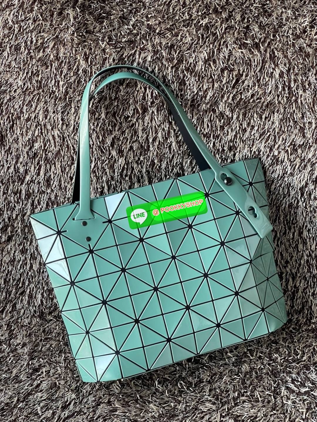 💕 Bao Bao Issey Miyake ROCK MATTE ซีรีส์นี้จะเป็นทรงสี่เหลี่ยมผืนผ้า มีซิปปิดด้านบน ถือเป็นรุ่นที่เหมาะกับการใช้งานในชีวิตประจำวัน สามารถพับมุมและบริเวณด้านล่างของกระเป๋าเพื่อเพิ่มความสะดวกสบายในการใช้งาน ทั้งยังช่วยให้วางกระเป๋าในแนวตั้งได้อีกด้ว