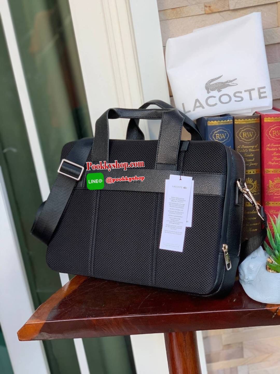 ลาคอส Men's Soft Mate Matte Full-Grain Leather Computer Bag กระเป๋าสำหรับคุณผู้ชาย ด้วยการออกแบบใหม่ เกิดผลลัพธ์เป็นกระเป๋าใส่คอมพิวเตอร์พกพาที่ดูทันสมัย ผลิตจากวัสดุ Grained leather ที่กลายเป็นกระเป๋าไอคอนที่ต้องมี ด้านนอกมีช่อง 2 ช่อง เปิดได้2ด้า