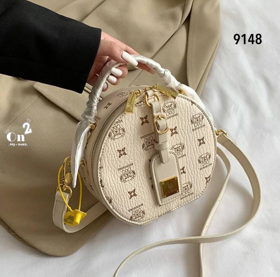 NEW-IN🤎🤎ใบนี้น่ารักมากค่ะ มาใหม่ทรงกลม งานคุณภาพเช่นเคย มาพร้อมสายยาวครอสบอดี้ พกใบเดียวจบ แนะนำเลยค่า✨