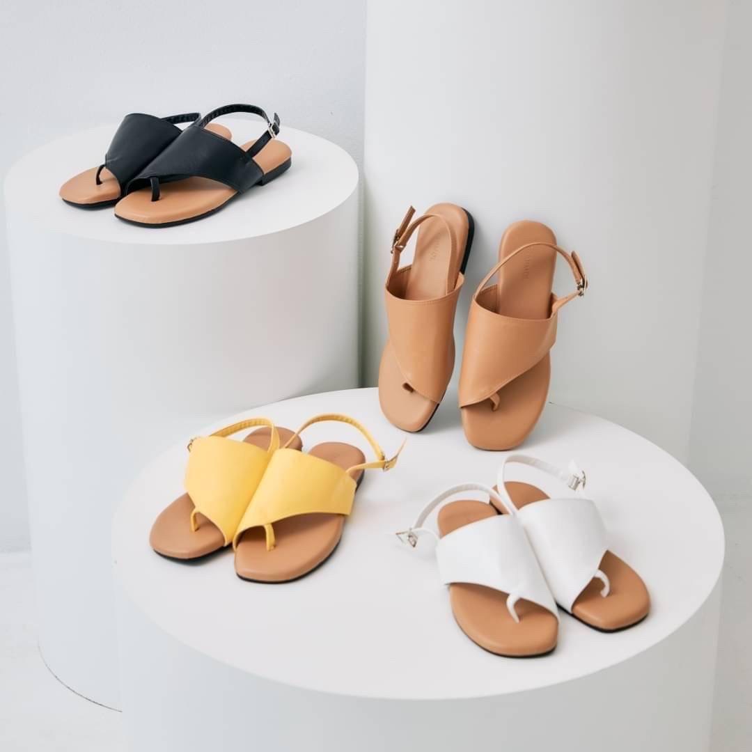 Korea style แบบใหม่รับซัมเมอร์จ้า แตะรัดส้น ทรงคาดหน้าไขว้ น่ารักมากคะ งานสวยมากจริงๆ พื้นนิ่มเบาสบาย ใส่ได้ทุกวันค่ะ