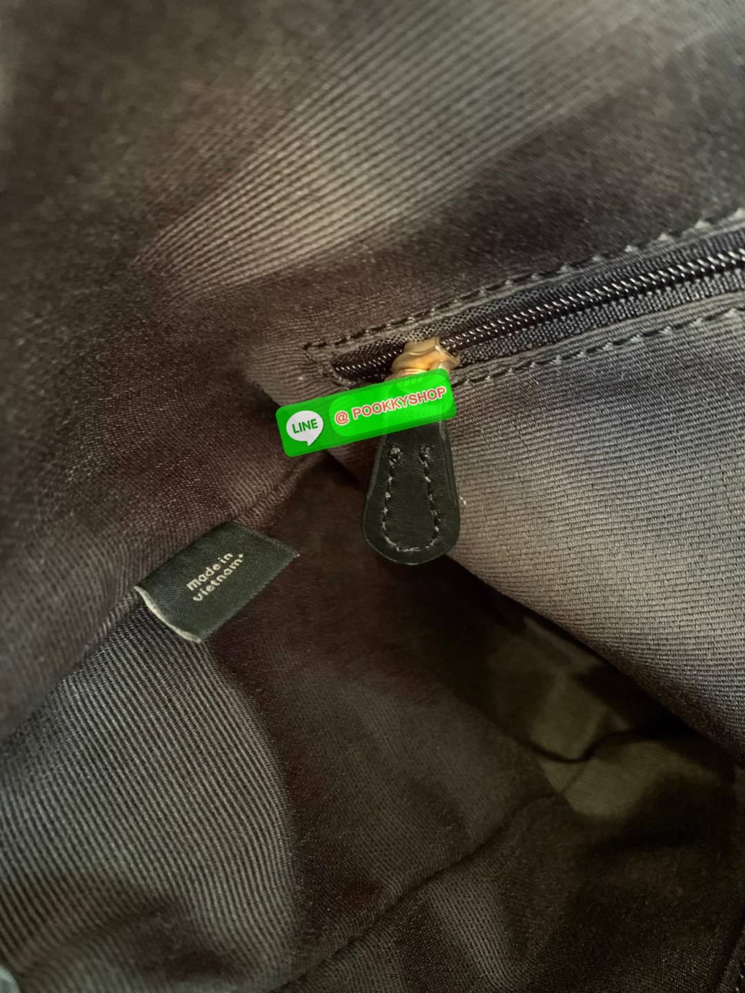 COACH JULES HOBO BAG ((C9189//9190)) 🌍พร้อมส่งที่ไทย! ต้องบอกก่อนว่าหนังรุ่นนี้อย่างดี นิ่มมากๆ สัมผัสแล้วรู้สึกละมุน กับกระเป๋าใบใหญ่ ทรงสวย เปิดปิดกระเป๋าแบบซิปมีหนังห้อยเพิ่มความเก๋ตรงหัวซิปค่ะ ภายในกระเป๋ากว้างมาก ใส่สัมภาระได้ครบครัน หายห่วงเ