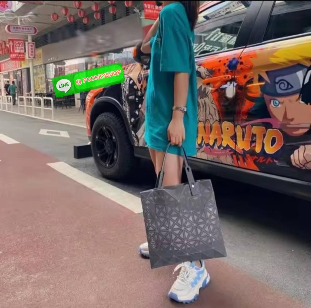 Baobao issey miyake frame tote 6x6 กระเป๋าที่มองทะลุได้เหมือนตะกร้าและให้ความรู้สึกสดชื่น รูปลักษณ์ที่ดูเหมือนมองทะลุได้มากกว่าที่เคยถูกสร้างขึ้นโดยการนำชิ้นส่วนสามเหลี่ยมออกให้กลวงและเหลือไว้เพียงกรอบเท่านั้น ขนาดกำลังดี สามารถใส่ของมีค่าได้ เช่น กระเป๋า