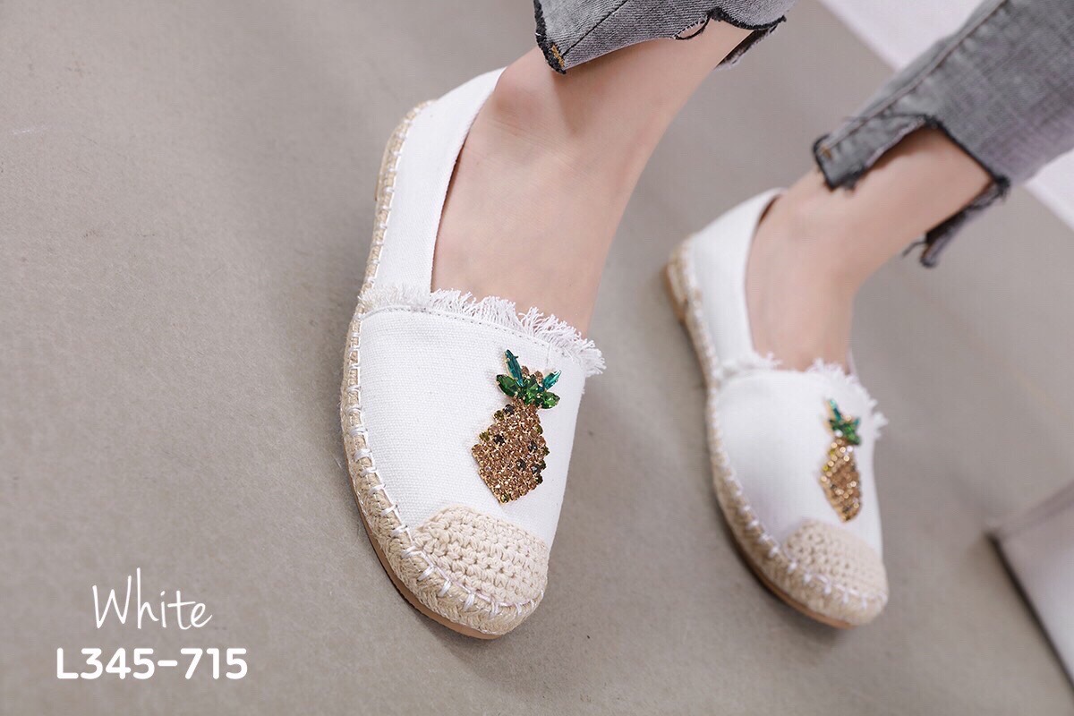 สินค้าขายดี พร้อมส่งค๊าา slip on shoes รองเท้าผ้าใบ slip on so cute งานผ้ายีนส์ ติดอะไหล่สับปะรด พื้นนิ่มมากคะ ใส่สบายจะแมตช์กับกางเกง👖หรือกระโปรง👗ก็ได้ค่ะ แม่ค้าคอนเฟริม ห้ามพลาดเลยจ้าตัวนี้แนะนำ อย่าช้ารีบเลย