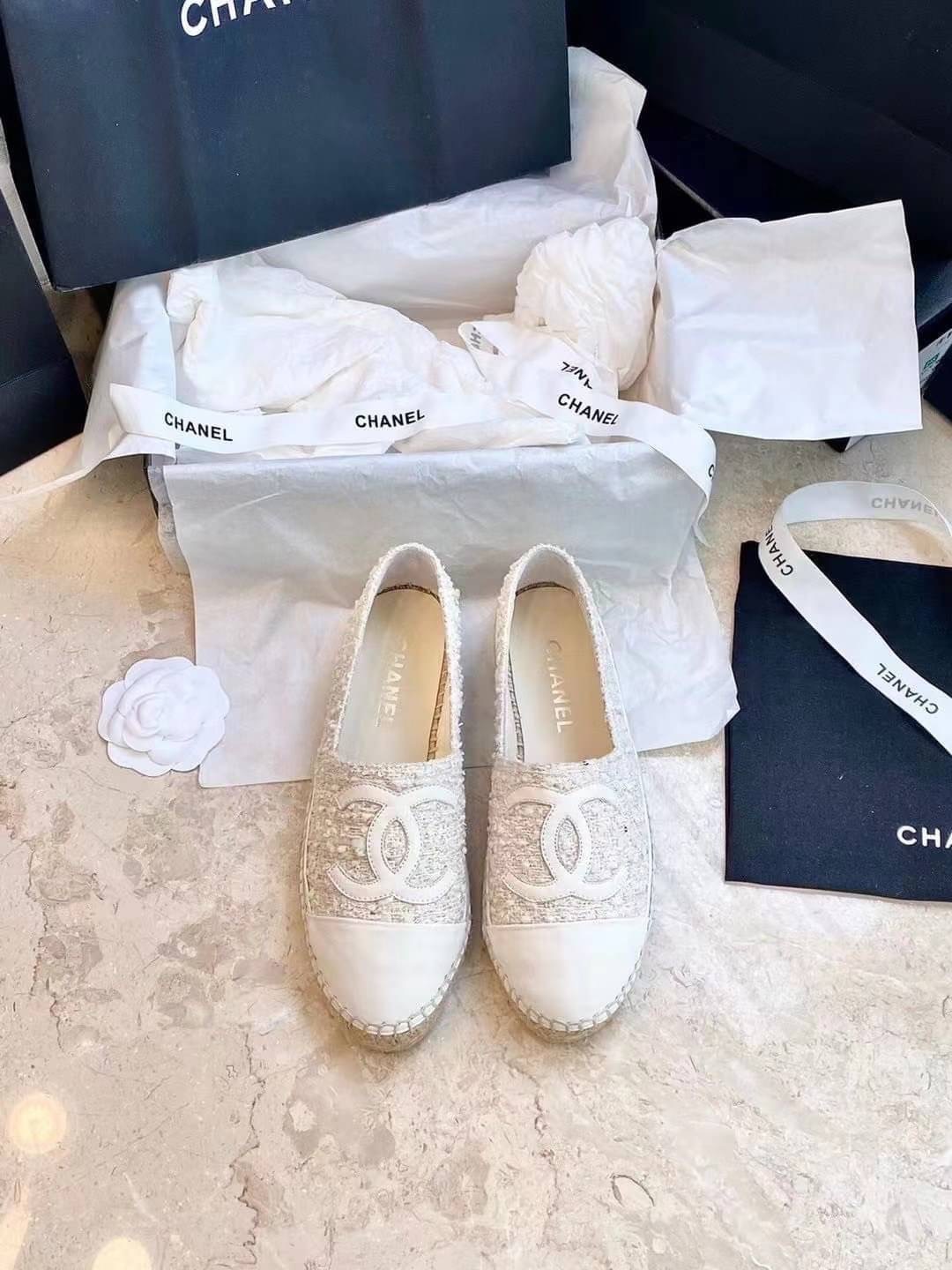 ** รองเท้าหุ้มส้น CHANEL flat งานพร้อมส่งไม่ต้องรอพรีคะ Brand : CHANEL งานสวยหรู เกรด Hi-end ค่ะรองเท้าหุ้มส้น ลุคคุณหนู hisoใส่สบายสุดๆ งานสวยหรู สวยหรูตามต้นฉบับแบรนด์ *** สินค้าตามรูปวางนะคะ