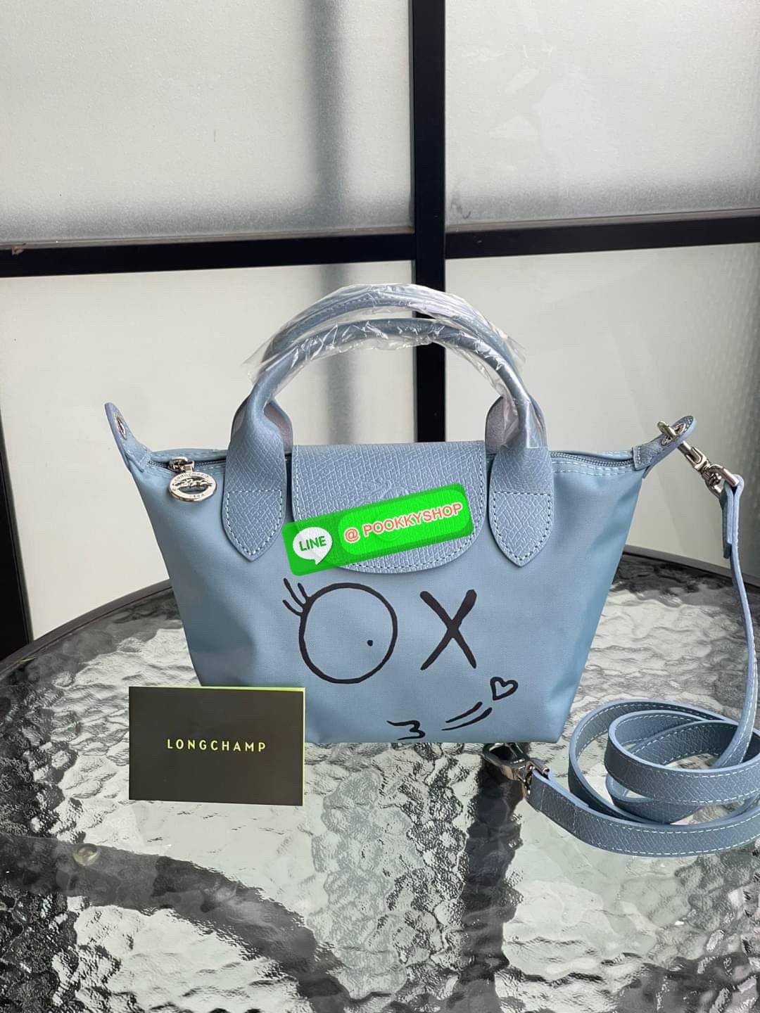 Longchamp x André XS Le Pliage Top Handle Bag พบกับคอลเลคชั่นสุดพิเศษจากลองฌองป์ ‘Longchamp & André’ ที่มีศิลปินกราฟิตี้ชื่อดัง อังเดร ซาไรวา (Mr. André Saraiva) เจ้าของคาเรคเตอร์การ์ตูนสุดร่าเริงอย่าง ‘มิสเตอร์เอ (Mr. A)’ มาร่วมออกแบบกระเป๋าคอลเลคชั่นพิเ