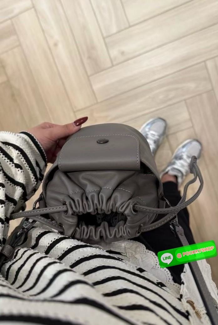 NEW ARRIVAL! LONGCHAMP LE PLIAGE XTRA XS BUCKET BAG ต้องบอกก่อนว่ารุ่นนี้เป็นรุ่นที่ใช้ออกมาแล้วไม่มีคำว่าผิดหวัง ออกแบบมาสวยแบบตัวแม่เลยค่าา 🔖พร้อมส่งทันที! กับกระเป๋าทรงบัคเกต หนังแท้smooth leather อย่างดี ใบกลางเจ้าลำตัวแล้วสวยมากก