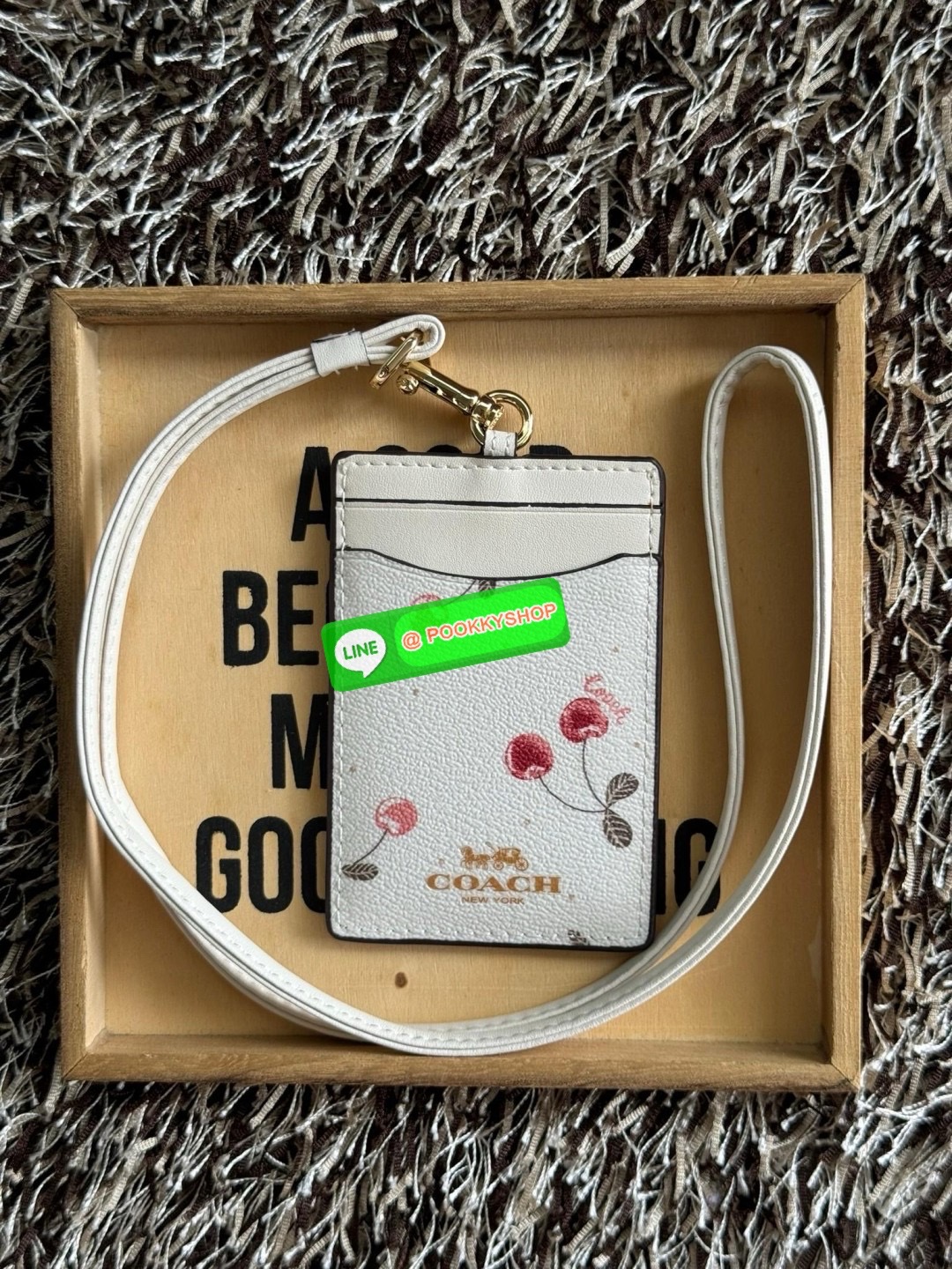 Coach Lanyard In Signature สายคล้องบัตรสุดชิคที่สาวๆออฟฟิต นักเรียนนักศึกษาควรต้องมี ด้านหน้า สามารถใส่บัตรเห็นรูปได้ 1 ใบ และใส่บัตรต่างๆเพิ่มได้อีกถึง 3 บัตรด้วยกัน สามารถถอดสลับสายได้