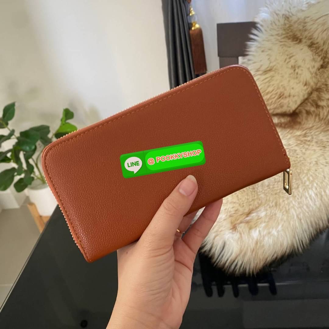 Guess Long Wallet กระเป๋าสตางค์ใบยาวซิปรอบหนังนิ่ม ด้านหน้าโดดเด่นด้วยกุญแจชื่อแบรนด์ รุ่นนี้มีสายคล้องมือมาให้ เพื่อใช้งานง่ายและสะดวกมากยิ่งขึ้น ด้านในมีช่องใส่ธนบัตร ช่องใส่บัตร และช่องซิปใส่เหรียญค่ะ