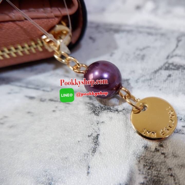 Lyn กระเป๋าสตางค์ใบยาว ด้านหน้าปั๊มโลโก้แบรนด์ แต่งโลหะทอง ด้านในมีช่องใส่บัตรเยอะมาก และมีช่องซิบ ตัวจับซิบแต่งไข่มุกเม็ดโตๆห้อยป้ายโลหะปั๊มโลโก้แบรนด์ด้วยสวยมากเกินหน้ามากค้าาา