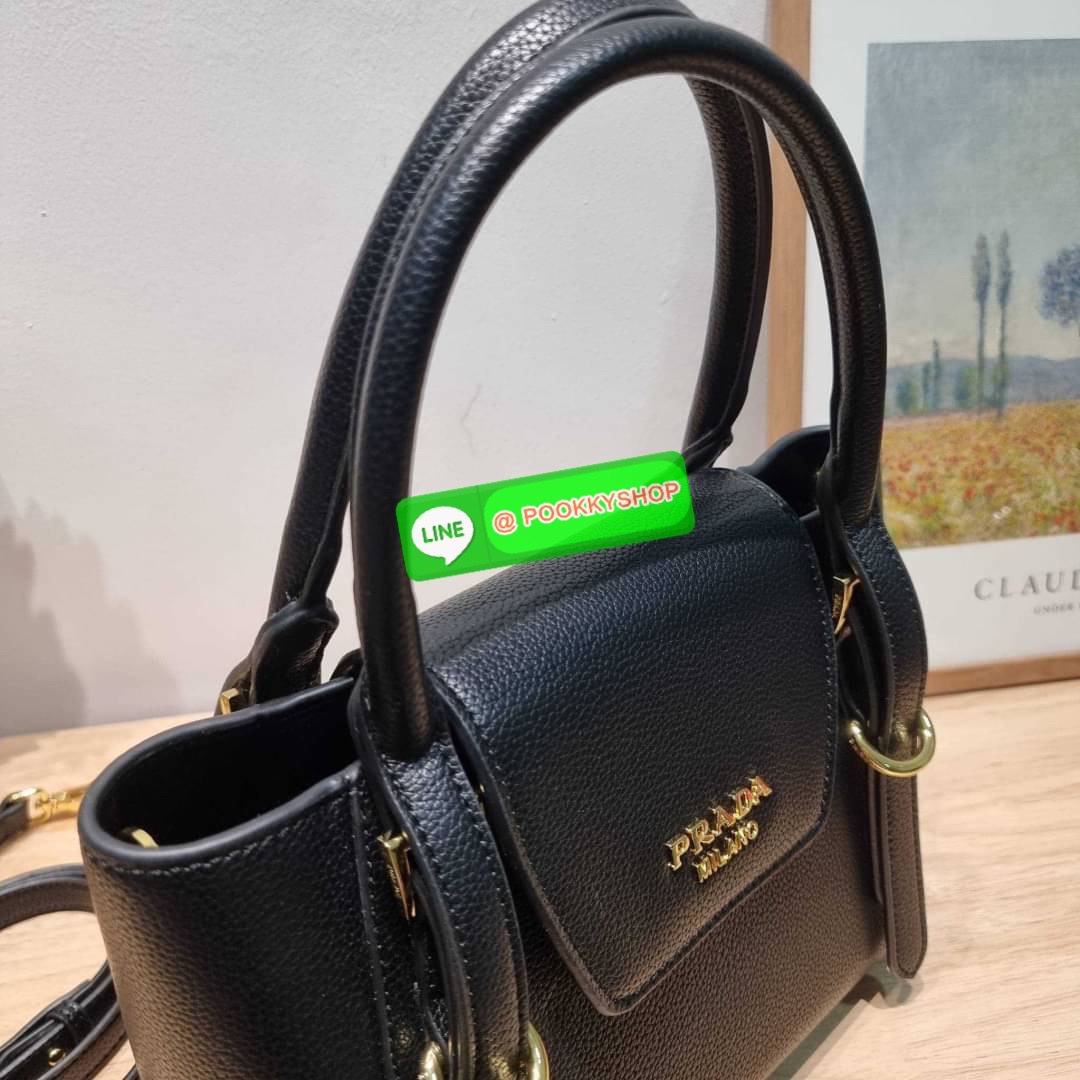 Hot item Prada leather bag กระเป๋าถือ/สะพายล่าสุด จากเคาน์เตอร์ dutyfree ที่ดีไซน์เรียบหรู หนังวัวฟอกสี สวยคมชัด เต็มไปด้วยดีเทลน่าใช้ สายคล้องไหล่ที่สามารถถอดออกได้ เพื่อใช้สายยาวสะพายข้างเส้นเดียว หรือจะใส่ไว้ทั้งคู่ก็อัพเกรดลุคดูแพงได้ ปากกระเป๋ามีฝากร