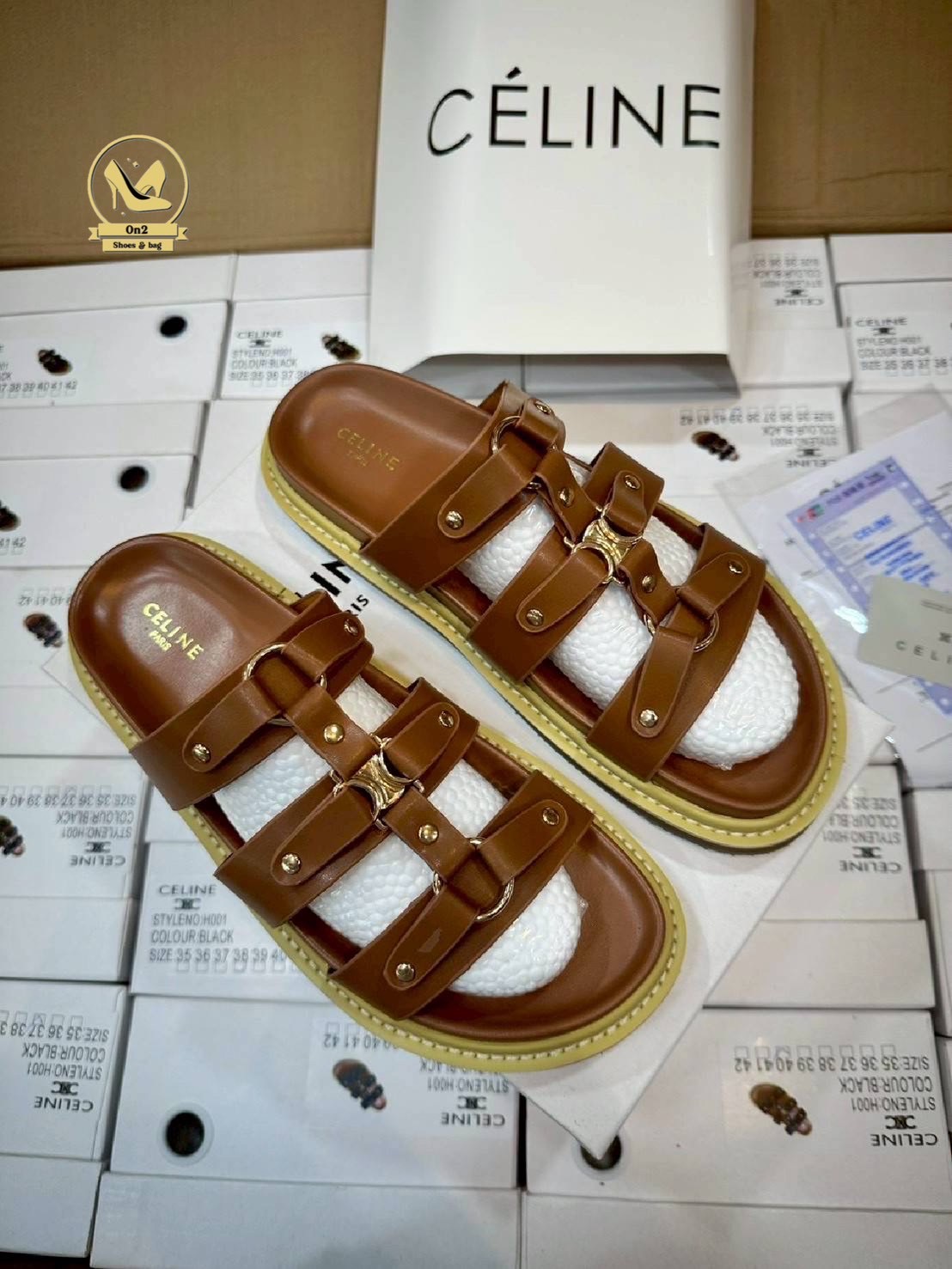 รองเท้าแตะเสริมส้ Celine ดีไซน์ที่ดูหรูหราและทันสมัย เน้นความเรียบง่ายและฟังก์ชันการใช้งานที่ดีเยี่ยม มีส้นเล็กน้อยออกแบบให้ดูทันสมัยและสามารถสวมใส่ได้ทั้งในโอกาสทางการและไม่เป็นทางการสายรัดข้อที่สามารถปรับให้กระชับพอดีกับขา ช่วยเพิ่มความมั่นคงและไม่ลื่นไ