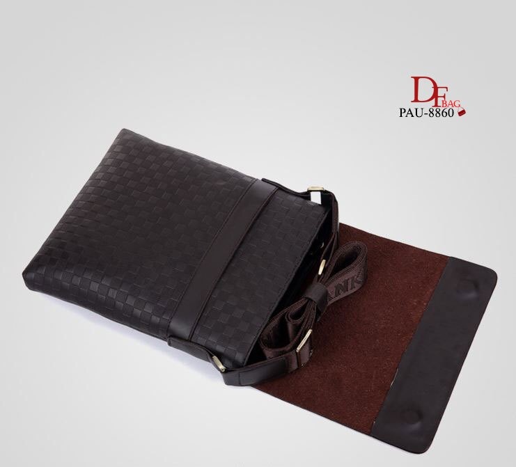 สินค้าพร้อมส่ง PAU-8860 กระเป๋าแฟชั่นสะพายผู้ชายนำเข้า Style POLO วัสดุหนัง PU อย่างดี ปิดกระเป๋าด้วยซิปและแถบแม่เหล็ก มาพร้อมสายสะพายปัก POLO FANKE ปรับระดับได้ มีช่องใส่ของด้านในและมีช่องซิปด้านหลัง งานสวยค่ะคุ้มราคา เหมือนรูปเป๊ะค่ะ