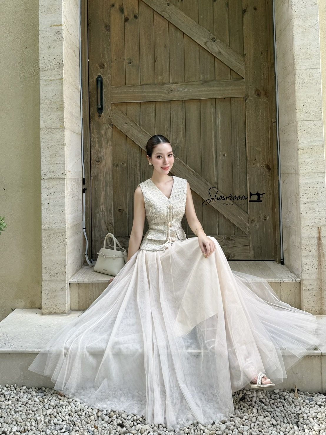 ชุดเซทแฟชั่น เซ็ตเสื้อคอวีแขนกุดผ้าทวีต มาพร้อมกระโปรงผ้ามุ้งยาวดีไซน์เก๋