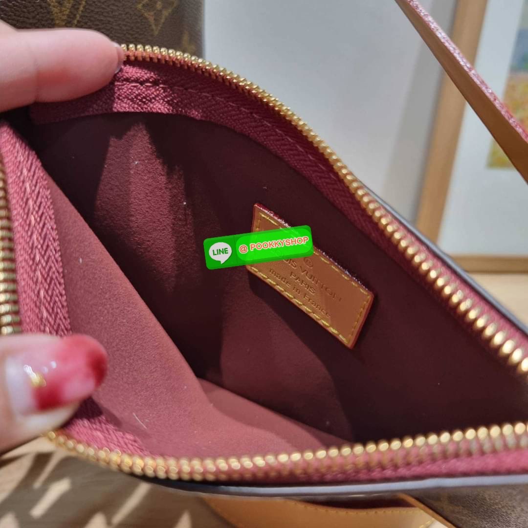 LV CARRYALL BAG ใหม่ล่าสุด รุ่นลิมิเต็ดที่สาวๆตามหา จากเคาน์เตอร์ dutyfree กระเป๋าสะพายไหล่ทรงสวย ดีไซน์เรียบง่ายคลาสสิค หรู ดูผู้ดี รูปทรงใช้งานง่าย มาพร้อมใบลูก ไว้เก็บของจุกจิก วัสดุหนังแคนวาส ปากกระเป๋ามีสายหนังผูกกันของหล่นได้และยังมีกระดุมแม่เหล็กอี