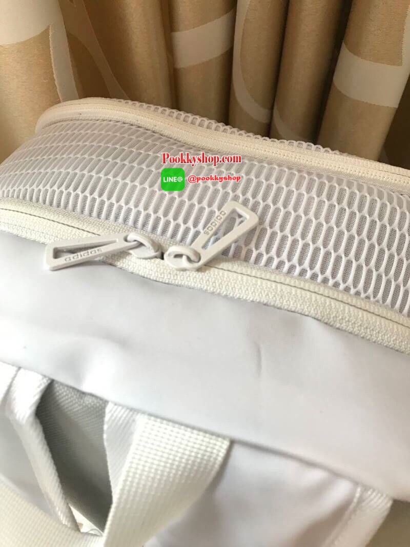 Adidas Large Backpack กระเป๋าเป้สะพายหลังทรงสปอร์ต น้ำหนักเบา ช่องหลักเปิดปิดด้วยซิปคู่ ใส่หนังสือเรียน เอกสารอื่นๆได้ มีช่องแยกใส่แล็ปท็อป ด้านหน้ามีอีก1ช่องซิปบุตาข่ายเพื่อการระบายอากาศที่ดี สไตล์แบบunisex ใครจะออกทริป ไปเที่ยว เล่นกีฬา แนะนำใบนี้เลยคร้