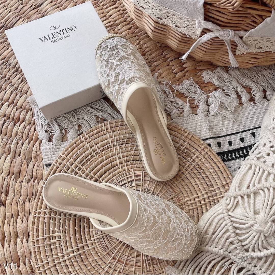 พร้อมส่ง รีพีท แบบขายดี รองเท้าแตะเปิดส้น Valentino ผ้าลูกไม้นำเข้าสีครีม เข้าได้กับทุกชุด ทุกผิว ใส่สบาย พื้นแบรนด์