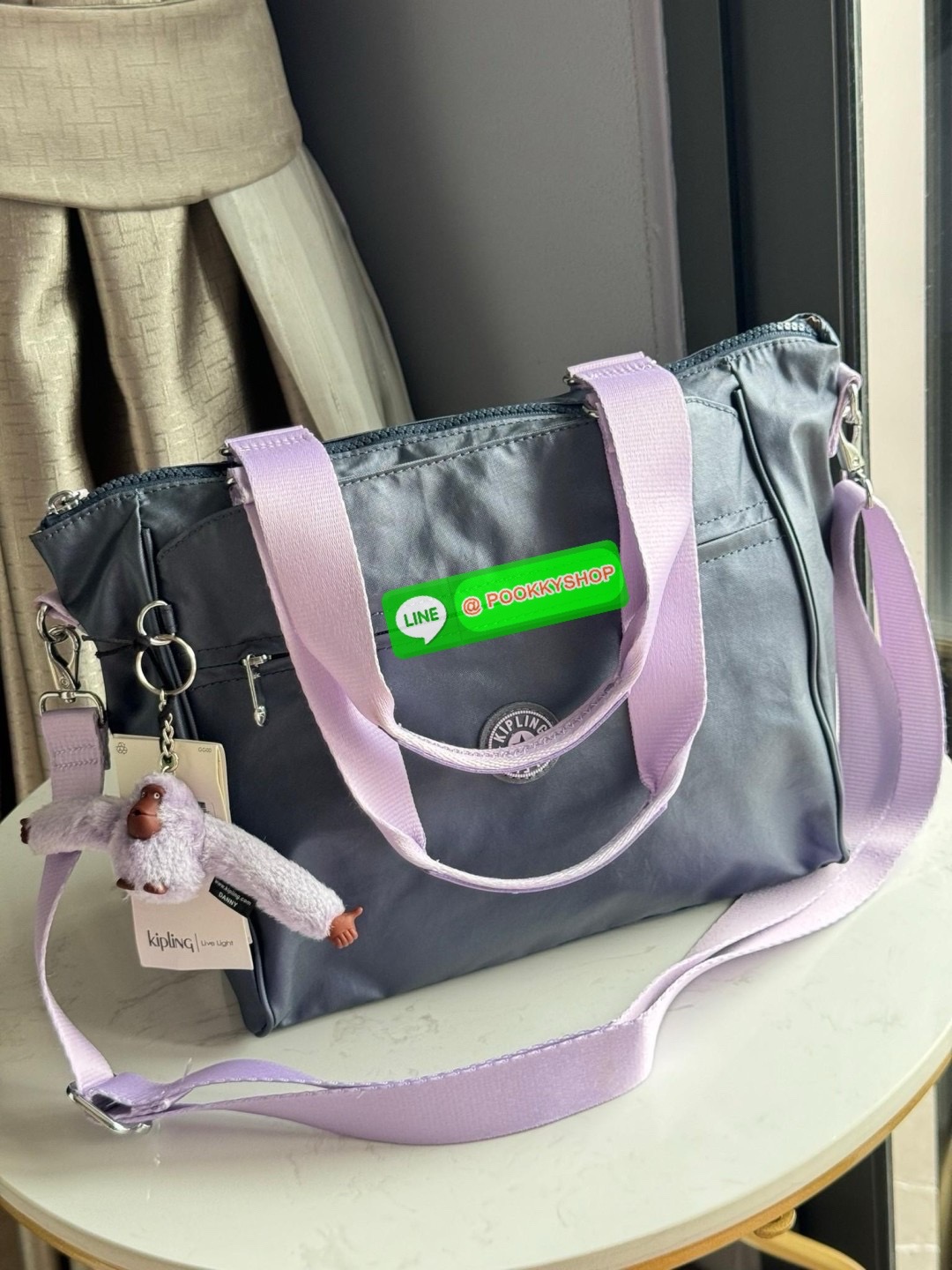 Kipling revir limited Japan shoulder bag เป็นอีกหนึ่งกระเป๋าสุดอเนกประสงค์สามารถใช้งานหลายรูปแบบทั้งกระเป๋าสะพายข้าง สะพายไหล่ หรือกระเป๋าถือด้วยสายสะพายที่สามารถปรับระดับและถอดออกได้ ดีไซน์คลาสสิกและเรียบง่ายพร้อมประดับโลโก้และลิงอันเป็นซิกเนเจอร์ แมตช์ก