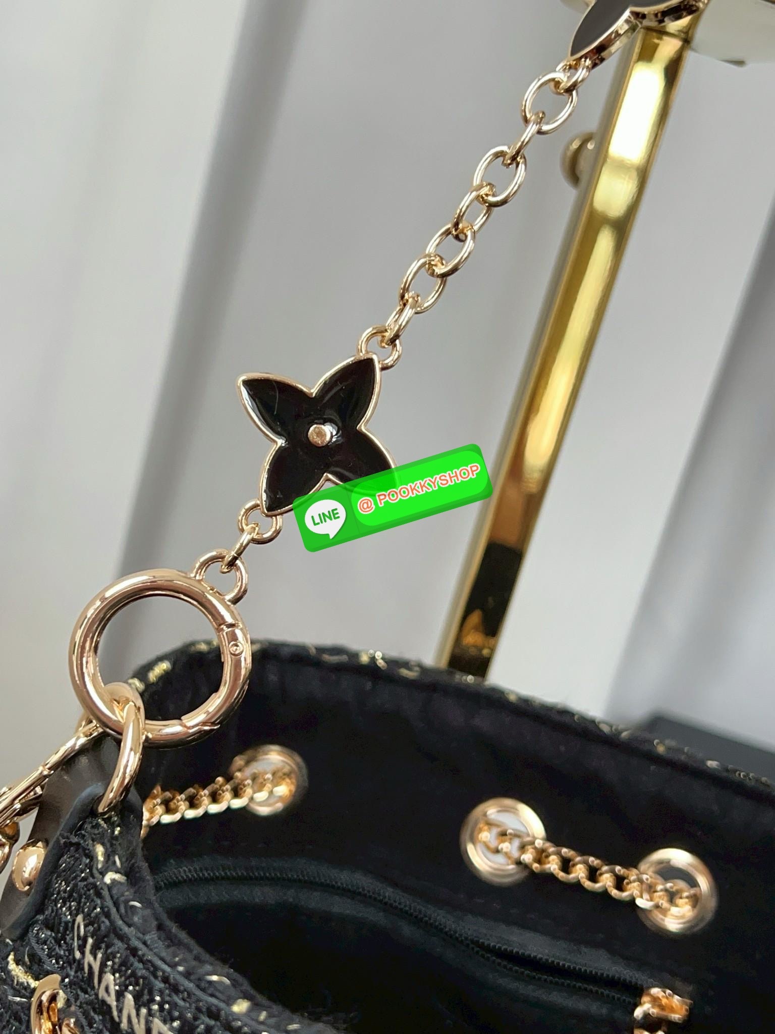 NEW NEW NEW **สินค้าเข้าใหม่** รุ่นนี้บอกเลยว่าสวยทุกอนุ หิ้วไปไหนมาไหนคือเริ่ดไปเลยค่าา CHANEL BUCKET TWEED WITH CHAIN BAG ((Premium gift make up ตปท.)) มีป้ายNot for sale 🔖พร้อมส่งค่าสาวๆ รอบนี้ได้มาไม่เยอะ! กับกระเป๋าขนาดกลางกำลังดี วัสดุผ้าTwe