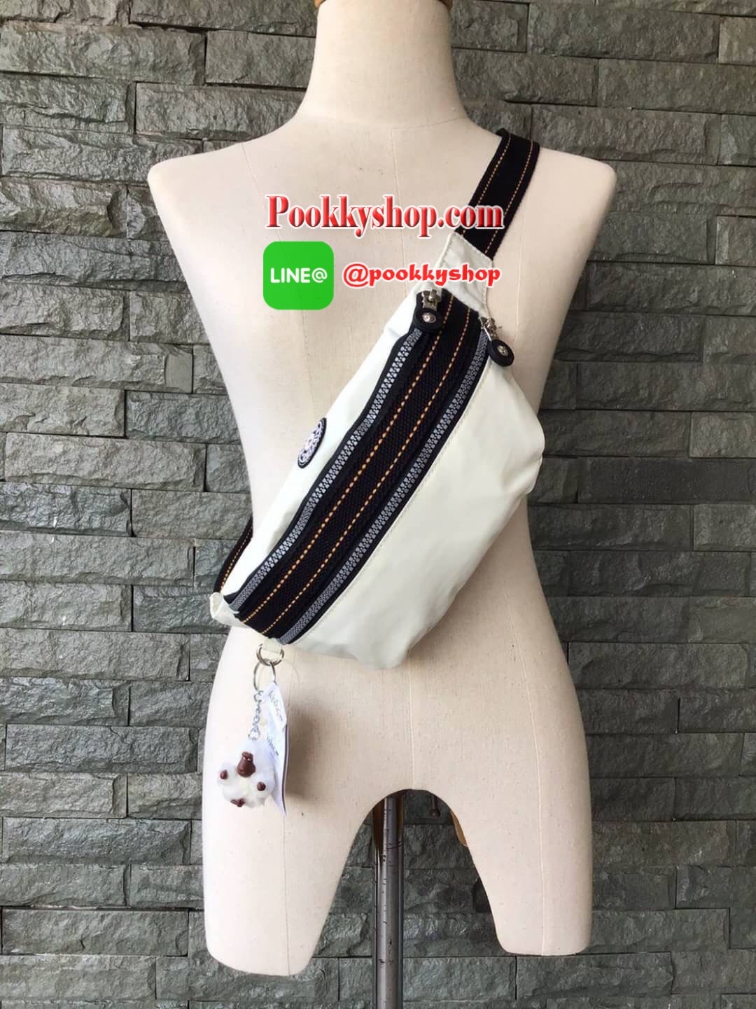 กระเป๋าคาดอกหรือคาดเอว KIPLING YASEMINA Fanny Pack วัสดุด้านนอก Nylon +polyester วัสดุกันน้ำ ด้านหน้ามี 2 ช่องใช้งาน แยกเป็นสัดส่วน ใส่มือถือได้ กระเป๋าเงินใบยาว พร้อมสายคล้องพวงกุญแจ และ พวงกุญแจลิงสัญลักษณ์แบรนด์ สายสะพายเลื่อนปรับความยาวได้ สีสันสดใส น