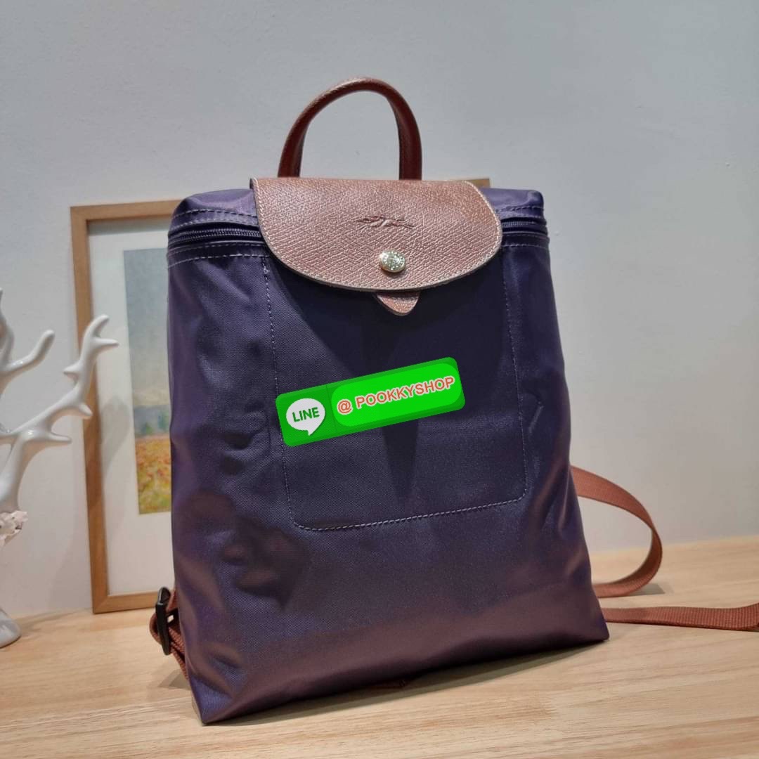 Longchamp le pliage original backpack 🔆 Details สวยคลาสสิคต้องไม่พลาด กับกระเป๋าสะพายทรงเป้ ขนาดกำลังดี น้ำหนักเบา ดีไซน์เรียบง่าย แต่ดูแพง ปากกระเป๋าออกแบบให้มีฝาปิดและซิปแน่นหนา สายสะพายสามารถปรับใช้ตามชอบ ภายในโล่งกว้าง จุของได้สบายๆ พกพาไปไหนก