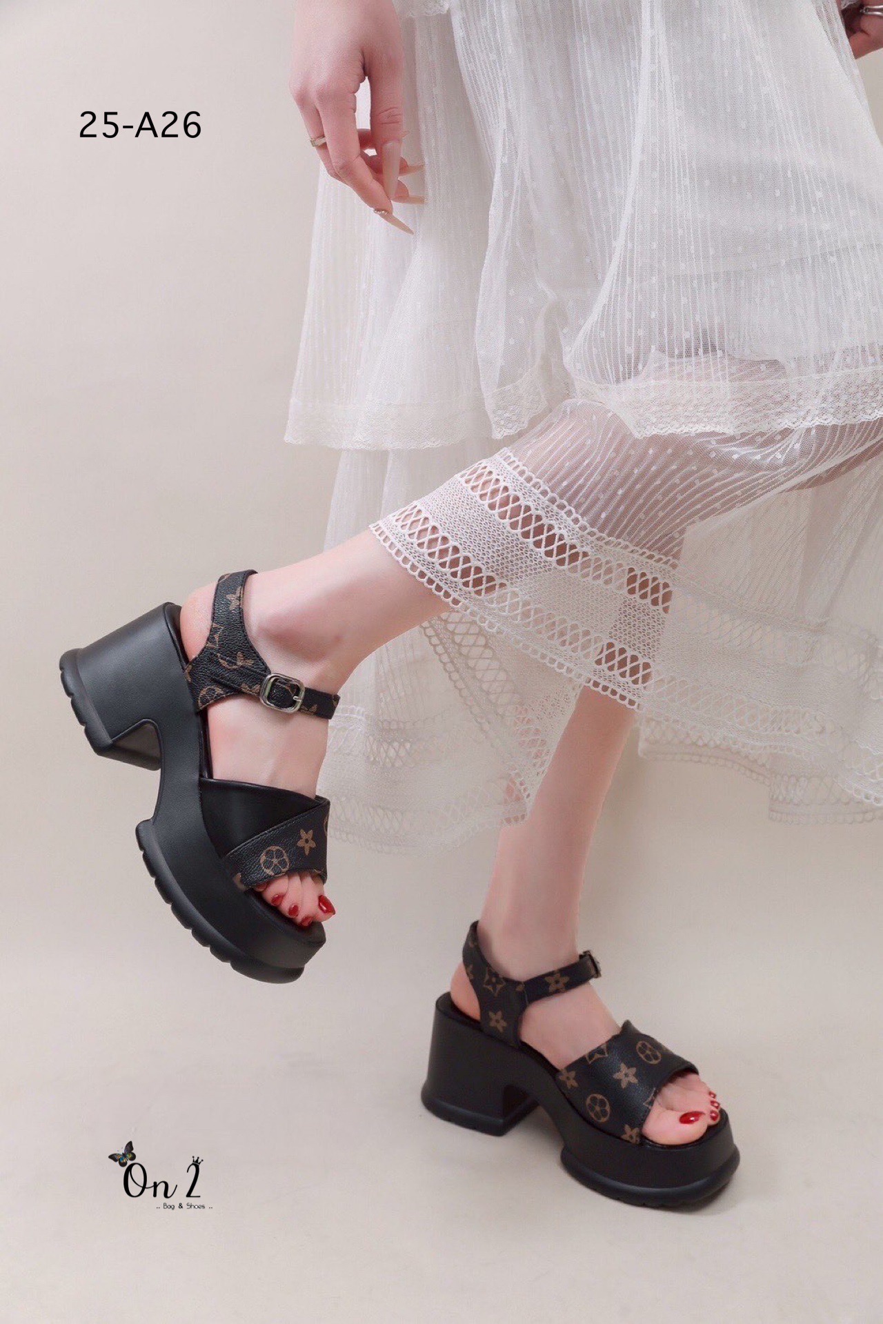 รองเท้าส้นตึกแฟชั่นดีไซน์หรู ใส่ง่ายแมทช์ได้ทุกลุค ✨ พื้นสูงกำลังดี ช่วยเพิ่มความสูงและเสริมขาเรียว สายรัดข้อเท้าปรับได้ กระชับเท้า เดินมั่นใจไม่ลื่น วัสดุหนังนุ่มใส่สบายไม่กัดเท้า น้ำหนักเบา สีสุดคลาสสิก เหมาะทั้งใส่เที่ยว ใส่ทำงาน หรือออกงาน