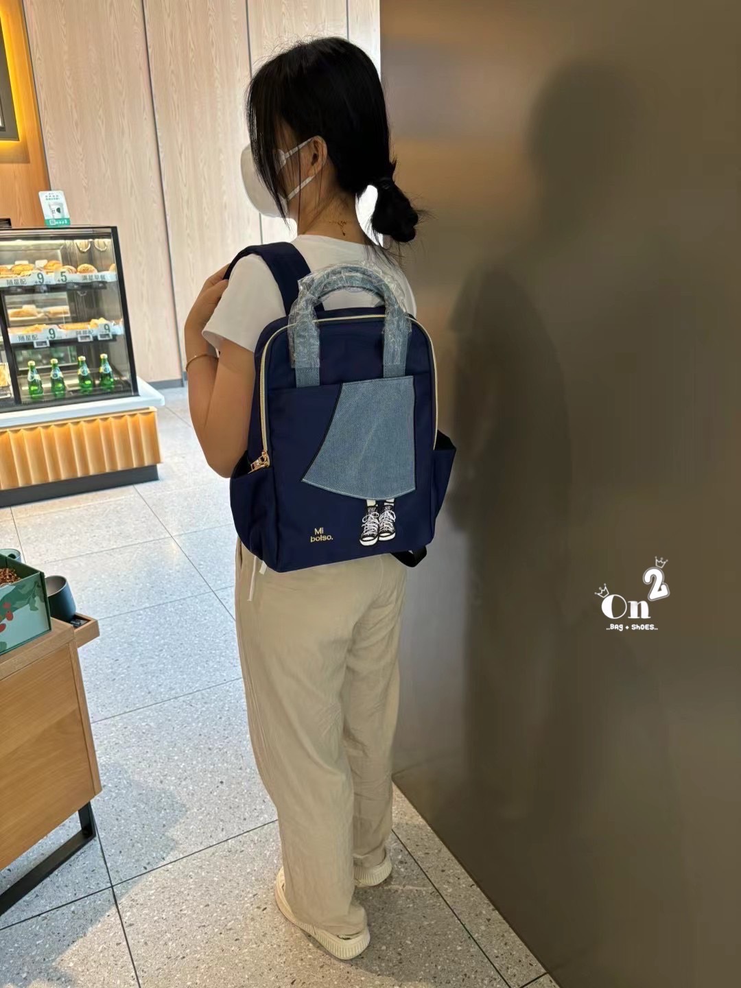 Backpack Miss Zapatos brand วัสดุตัวกระเป๋าทำจากผ้ากันน้ำอย่างดี water proof อะหลั่ยสีทอง กระเป๋าเป็นปากซิป ด้านข้างมีช่องใส่ของทั้ง 2 ด้าน