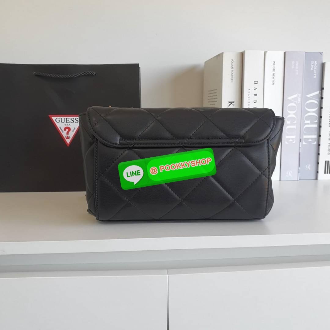 รุ่นใหม่ล่าสุด!! GUESS CESSILY CONVERTIBLE CROSSBODY BAG กระเป๋าสะพายข้าง รูปทรงสวย หนังนิ่มมือมากกก ตกแต่งด้วยโลโก้แบรนด์ด้านหน้า ด้านในเปิดปิดด้วยกระดุมแม่เหล็ก มีช่องซิปแยก+ช่องใส่บัตรฝั่งตรงข้ามอีกช่อง สามารถใส่กระเป๋าสตางค์ยาว โทรศัพท์ได้ทุกรุ่น มาพร