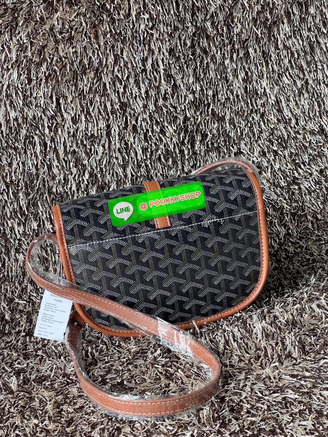 💕 Goyard belvedere pm แบรนด์ดังจากฝรั่งเศส เรัยบหรูแต่ดูสง่า สะดุดตาด้วยลายเฉพาะตัว วัสดุที่นำมาตัดเย็บกระเป๋าเป็นวัสดุผ้าใบ Canvas ที่มีชื่อเรียกว่า “Goyardine” ซึ่งเป็นผ้าใบที่เป็นการผสมผสานระหว่างผ้าฝ้าย (Cotton), ผ้าลินิน (Linen) และ ผ้าป่าน (