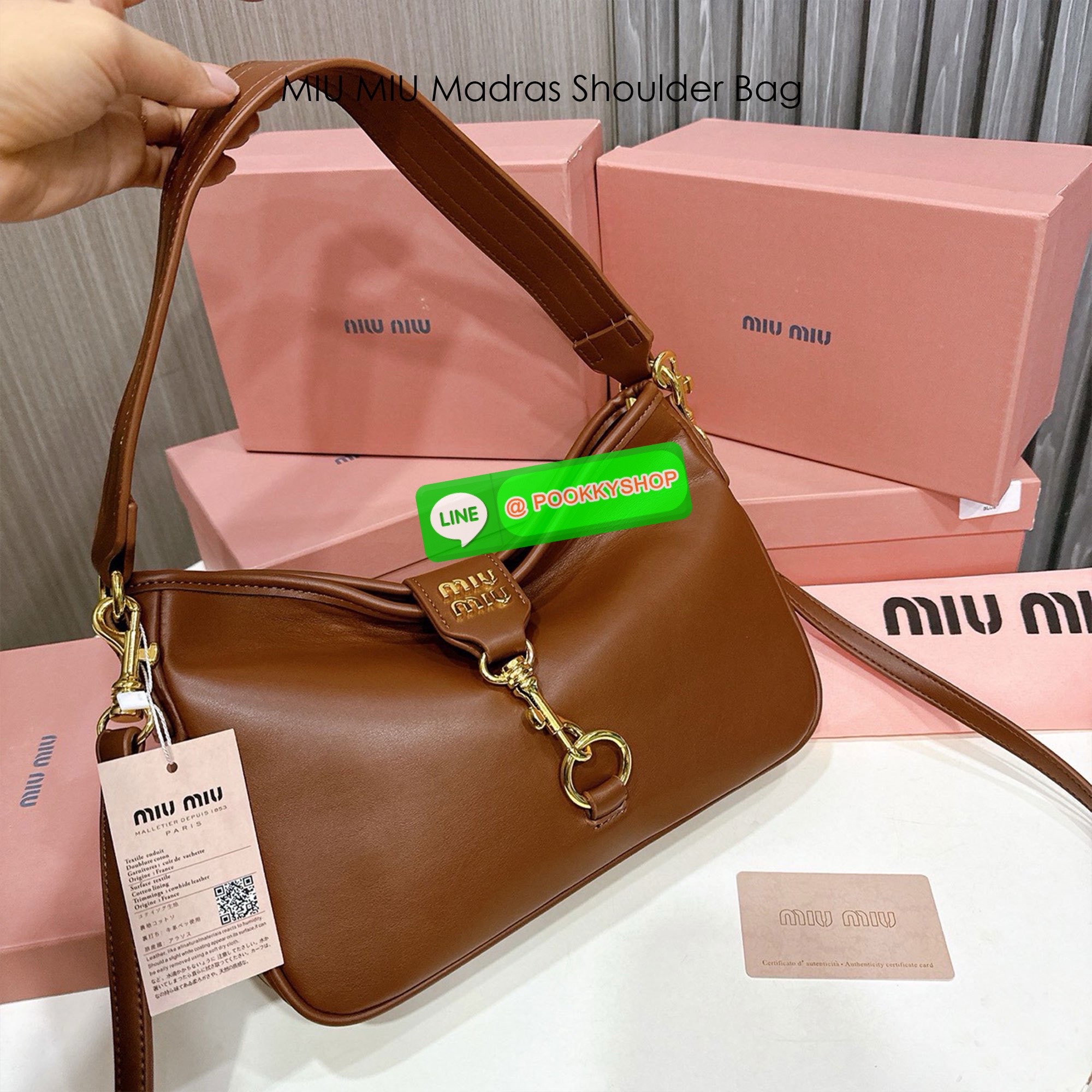 MIU MIU Madras Shoulder Bag กระเป๋าสะพายไหล่ทรงเก๋เรียบหรูดูแพงดูลัคชู ดีไซน์ใช้งานง่าย โดดเด่นด้วยห่วงเกี่ยวด้านหน้าสีทอง ประดับโลโก้สวยหรู คอลเลคชั่นตัวแม่ พร้อมสายสะพายข้าง ใช้งานได้หลากหลายสไตล์มากๆ ภายในเป็นช่องโล่งจุของได้เยอะ สะพายไปทำงาน ไปเรียน ไ