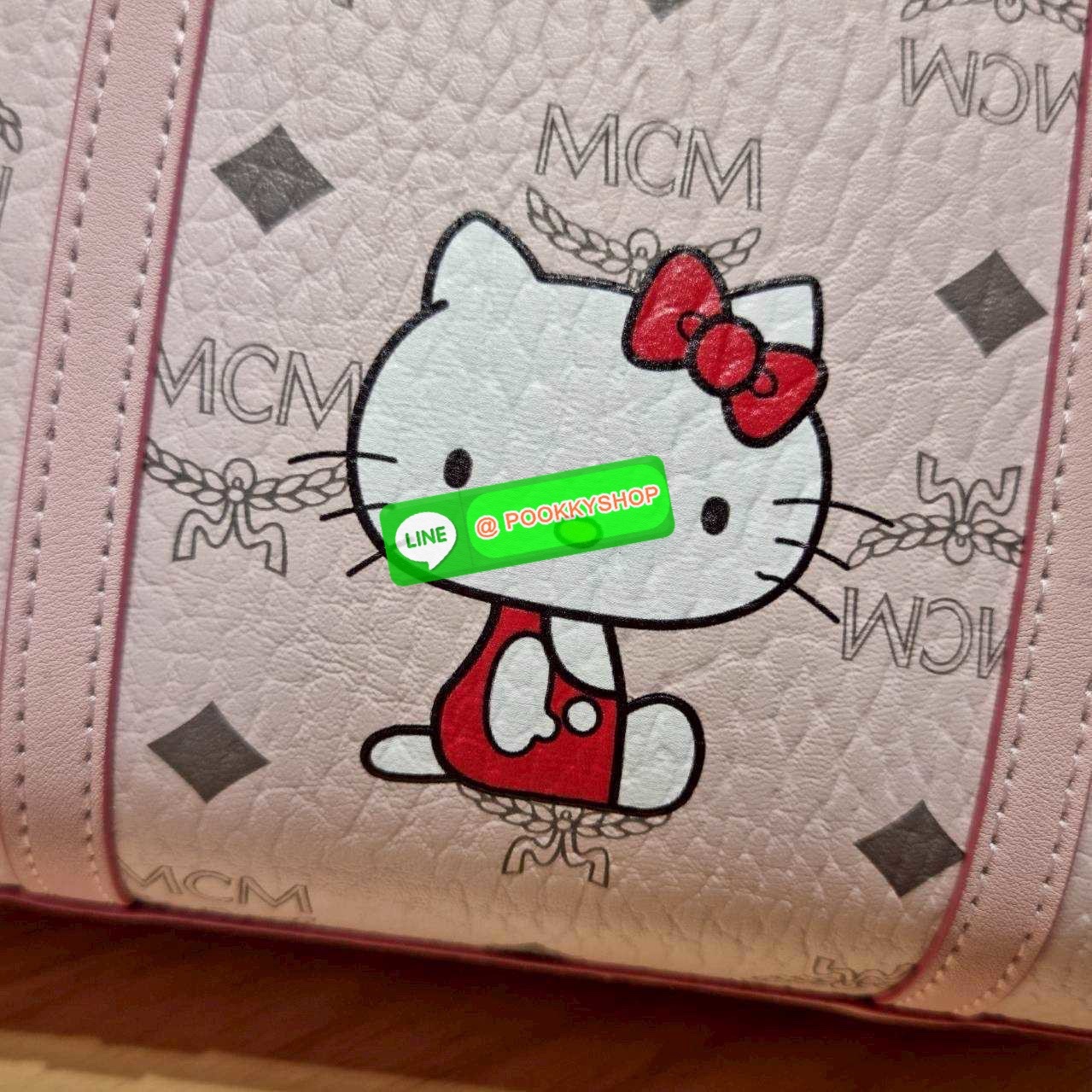 🔆 Model MCM × HELLO KITTY MINI TONI SHOPPER IN VISETOS 🔆 Details ฉลองครบรอบ 50 ปี Hello Kitty ที่มาคอลแลบกับ Mcm ได้อย่างลงตัว น่ารักน่าใช้มากๆ กับกระเป๋าถือ/สะพายข้าง ทรง shopper ไซส์มินิ สวยคลาสสิค ดีไซน์ปั๊มลายคิตตี้ละมุนๆ ขนาดพกพาสะดวก