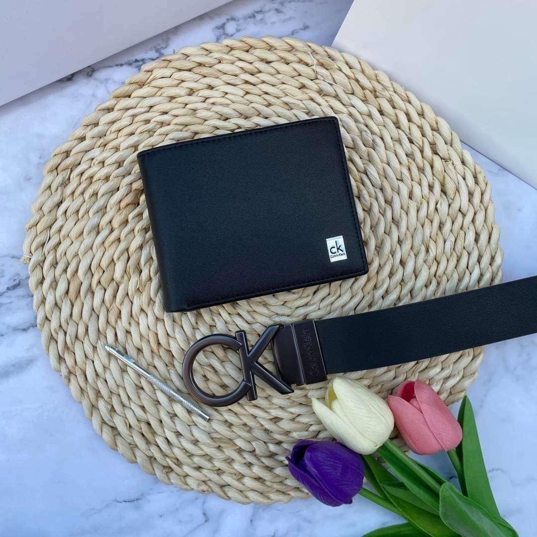 Calvin Klein Leather Belt & Wallet Set Setกระเป๋าสตางค์+เข็มขัด กระเป๋าสตางค์ด้านหน้าปั๊มชื่อแบรนด์ มีช่องใส่บัตร ช่องใส่ธนบัตร 2 ช่อง และช่องเก็บเหรียญ เข็มขัดหนังแท้ปั๊มแบรนด์ สามารถสลับใช้ได้ทั้ง 2 ด้าน เข็มขัดปรับระดับได้ 5 ระดับ มาพร้อมที่เจาะรูจ้า