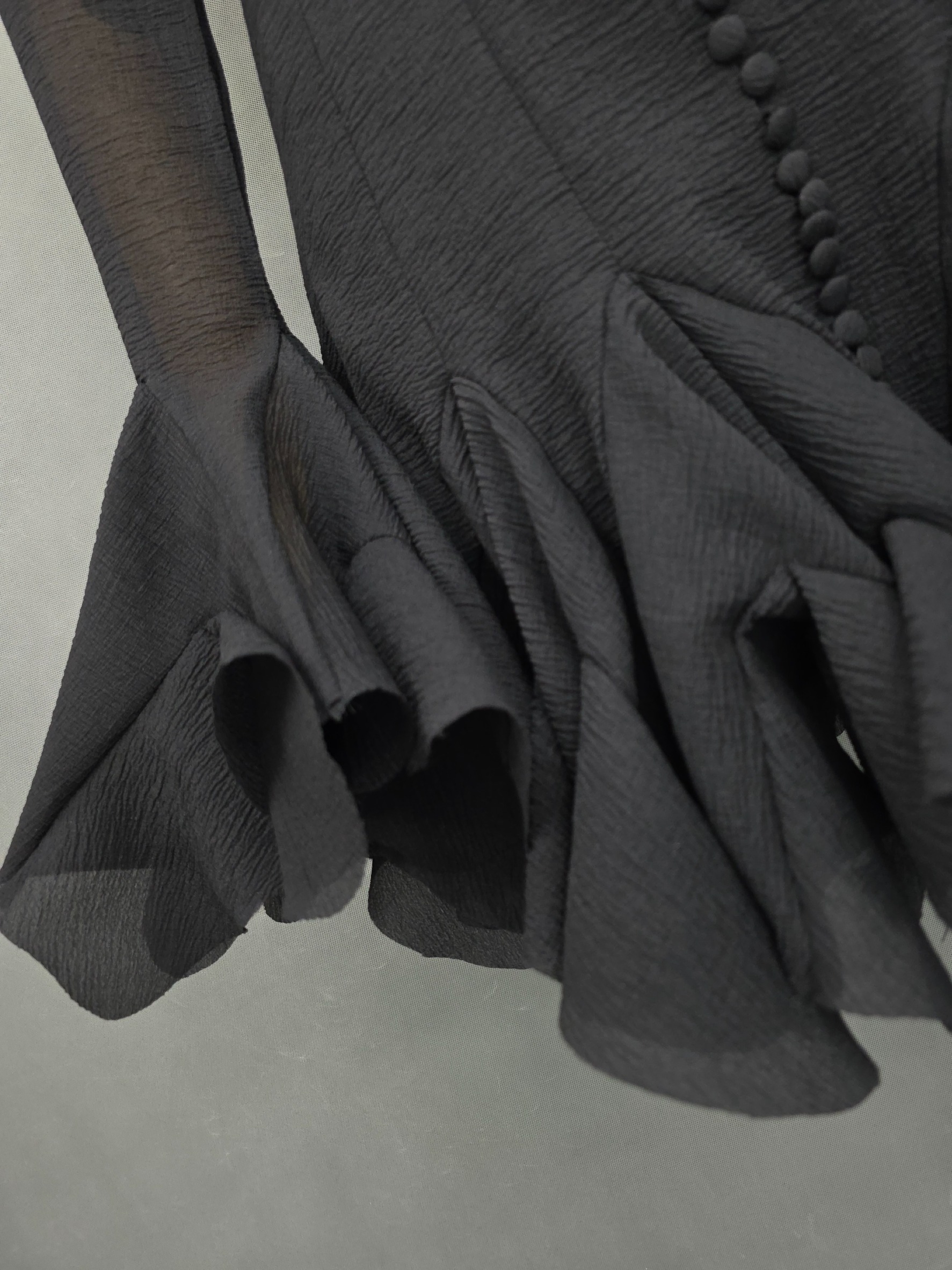 เดรสแฟชั่น เดรสกระโปรงสั้น เสื้อคอกลมแขนยาว ตีเกล็ดเข้ารูป