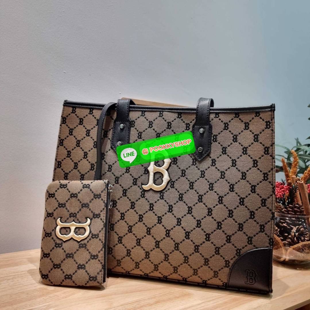 MLB MONOGRAM TOTE BAG กระเป๋าทรงโท้ท ใบใหญ่จุคุ้ม ที่มีกิมมิคไม่เหมือนใคร ด้วยดีไซน์ลวดลายโมโนแกรมเอกลักษณ์ ปั๊มลงบนผ้าแคนวาสและหนัง pu คุณภาพดี สวยคม ปากกระเป๋ามีอะไหล่เกี่ยวกันของหล่นได้ มาพร้อมสายสะพายในตัว ภายในโล่งกว้างมาก ใส่ของสำคัญได้แบบไร้กังวล ห