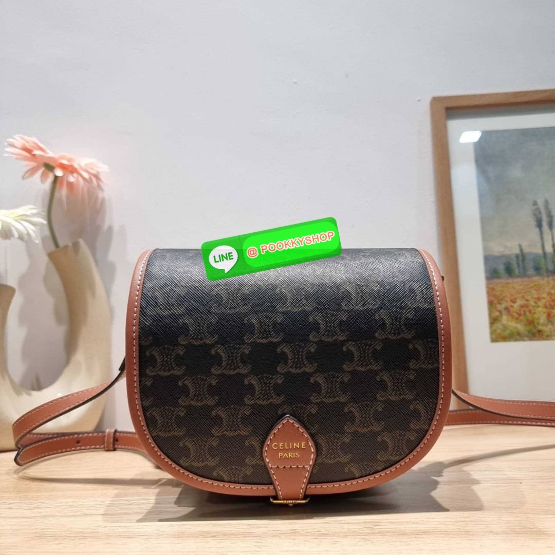 🔆 Model CELINE FOLCO SHOULDER BAG IN TRIOMPHE CANVAS 🔆 Details รุ่นยอดฮิต ขายดีไม่มีตก กับกระเป๋าสะพายข้าง ทรงสวยโดดเด่นเป็นเอกลักษณ์ ดีไซน์โค้งมนสวยงาม เปิด-ปิดกระเป๋าด้วยสายหนัง สายสะพายในตัว ปรับได้ ภายใรเป็นช่องโล่ง แบ่งสัดส่วนไว้อย่าง
