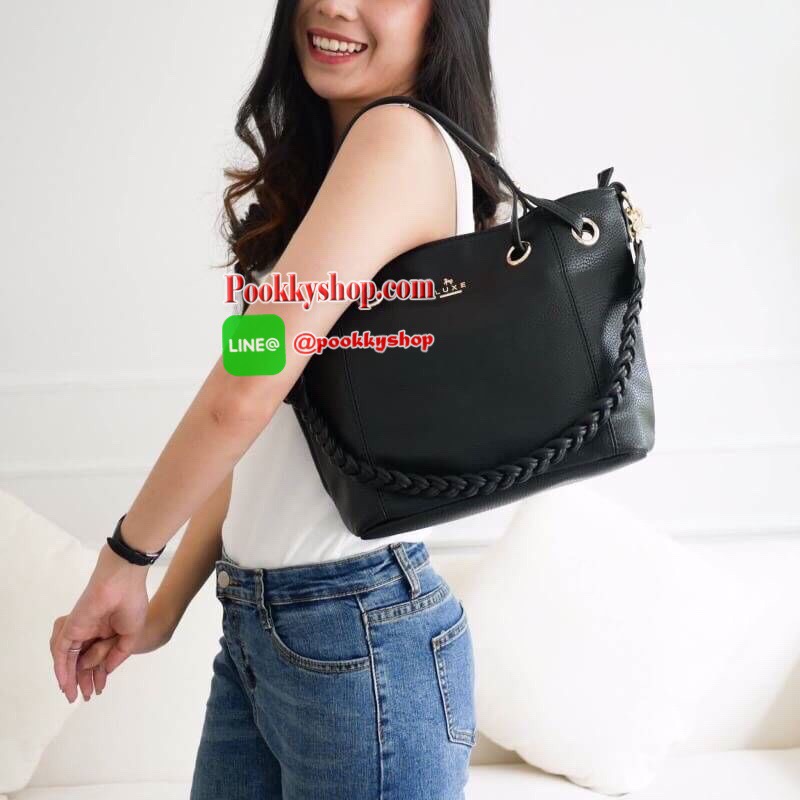 รุ่น Andrea city bag เปิดตัวรุ่นใหม่พร้อมอะไหล่สามแถว สั่งทำพิเศษจากโรงงานเดียวกับแบรนด์ดังระดับโลกเลยค่ะ สุดหรูไม่ลอก มาในทรงสุดสวยเปิดตัวใหม่✔️ มีสายสะพายสองเส้น เส้นแรกคือสายเปีย สะพายแล้วดูน่ารักสุดๆ หรือจะใช้สายสะพายยาวก็คล่องตัว ปากกระเป๋ามีซ