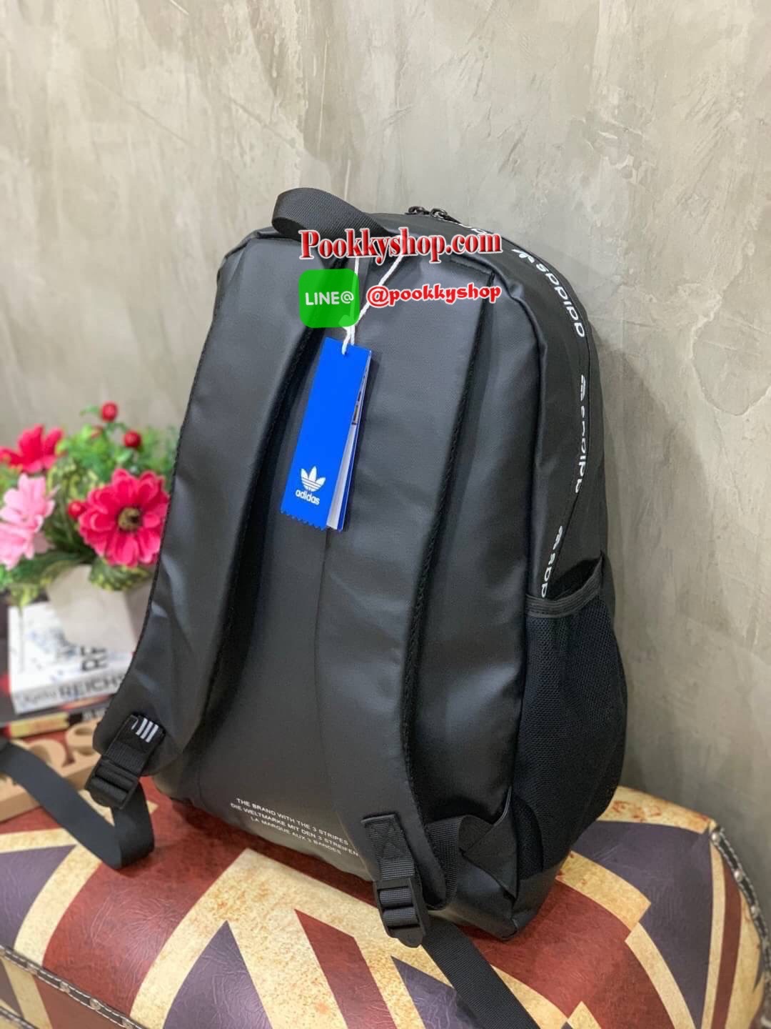 Adidas Originals 3D Backpack กระเป๋าสะพายหลัง 3D ลุคสุดล้ำของกระเป๋าสะพายหลัง ที่มาพร้อมช่องกระเป๋าซิปและลายพิมพ์สามมิติแบบอสมมาตร ดูดีมีสไตล์ด้วยการใช้วัสดุเลียนแบบหนังที่ทันสมัย ให้คุณมีพื้นที่มากขึ้นในการจัดเก็บ ด้วยช่องกระเป๋าด้านหน้าและด้านใน มีช่องส