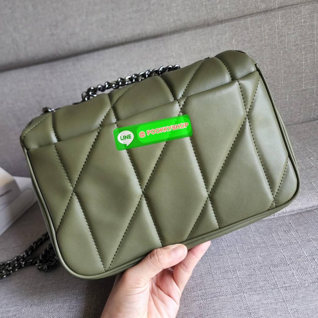 COACH Pillow Madison Shoulder Bag With Quilting (COACH C8560) สวยหรูมงลงมากแม๊ กระเป๋าสะพายข้าง คอสบอดี้ หรือสะพายไหล่คู่ สายโซ่สวยหรู วัสดุหนังแท้นิ่มมือ สัมผัสแล้วรับรองหลงเลยคะ ตัวล็อคแบบ Turnlock มีซับในผ้า ภายในช่องโล่ง มีช่องซิปแยก ด้านหลังกระเป๋ามี