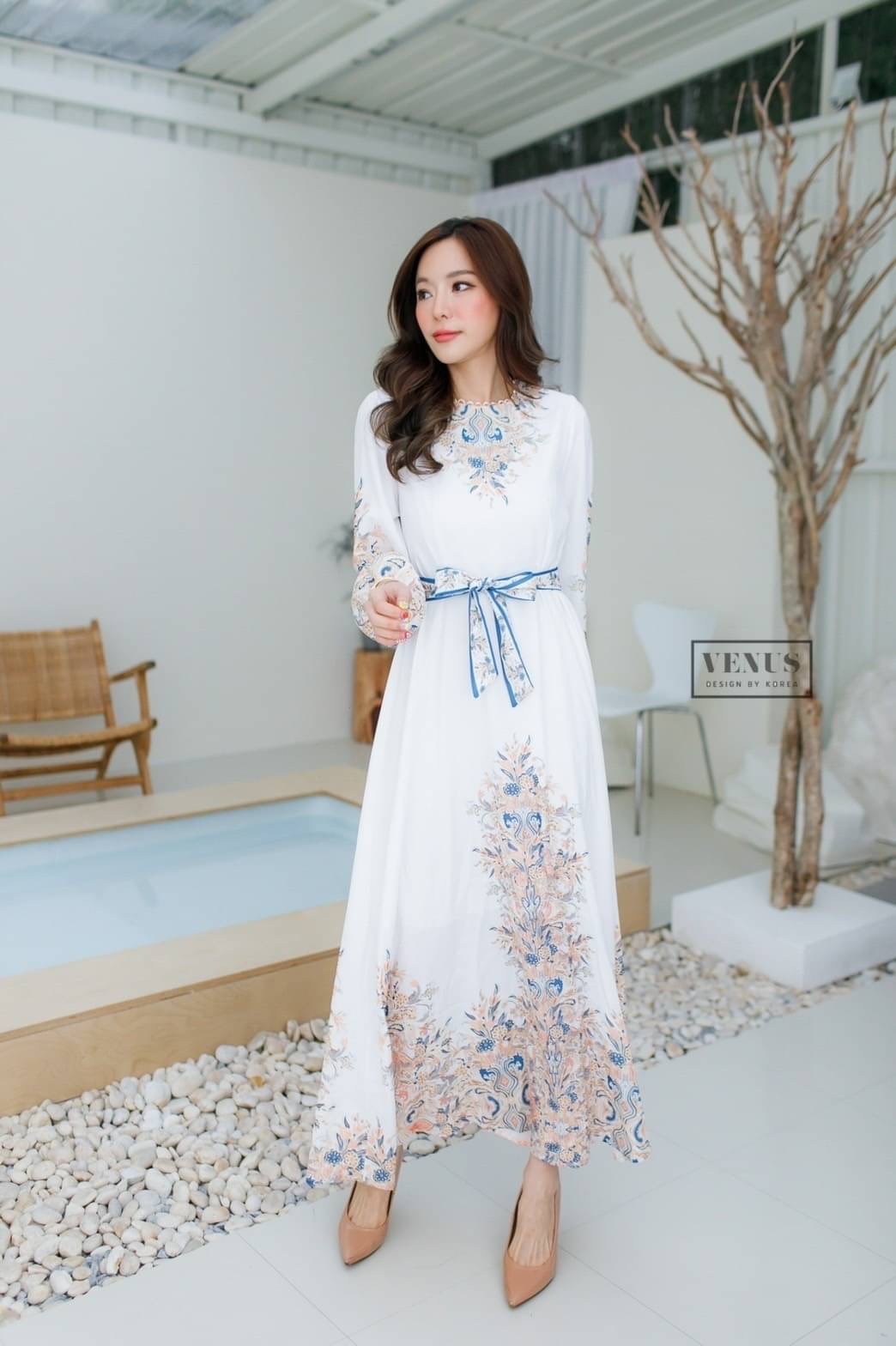 Restock ♥️♥️♥️♥️ I'm Lady By Venus MaxiDress แม๊กซี่เดรสยาวพิมพ์ลายสไตล์โบฮีเมี่ยน งานมาพร้อมกับสายคาดเอวผูกเข้าชุดกันนะคะ แม๊ทกับรองเท้าส้นสูงก็สวยเป๊ะคะ