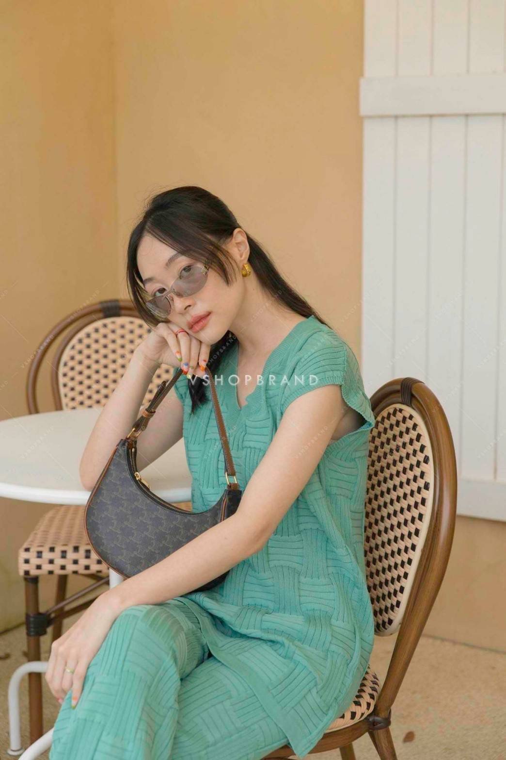 Set เสื้อแขนกุดผ้าไหมพรมถักลาย bot.ttega เข้าเซทกับกางเกงยาวทรงเข้ารูปขาบาน ช่วงเอวสม็อค รุ่นนี้ผ้านุ่มใส่สบายแนะนำเลยค่ะ