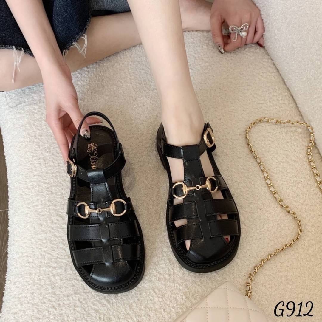 ✨สายแฟชั่น สายออฟฟิศ ตำด่วนค่ะแม่ คอลเลคชั่นนี้ ต้องมีติดตู้ ! สีสวยมาก ดีไซน์เก๋ แมทช์ได้เยอะ ไม่มีเบื่อ รองเท้ารัดส้น ตัวส้นสูง 1 นิ้ว พื้นยางพาราแท้คุณภาพดี งานหนังนิ่ม ใส่สบาย ทรงสวยมาก ตัวสาย เป็นตะขอเกี่ยว ปรับ ขนาดได้ ทรงสวย เก็บหน้าเท้าได้ด