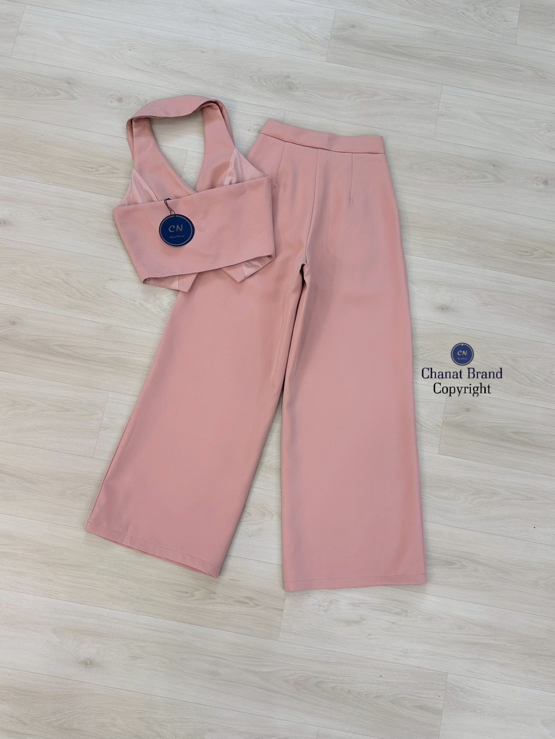 ชุดเซทแฟชั่น Set 2 ชิ้นสีนู๊ดทั้งชุด ตัวเสื้อคล้องคอ ทรงเข้ารูปมีกระดุมหน้า 2เม็ด