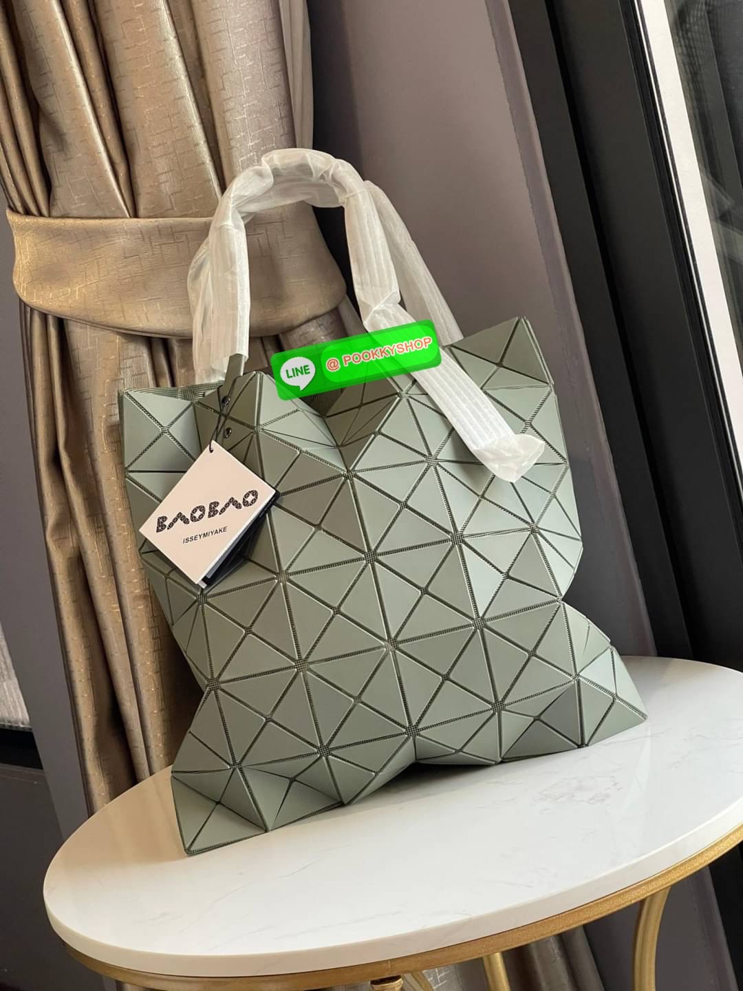 Baobao Issey Miyake 6x6 กระเป๋า Tote รุ่นนี้ถือว่าเป็นกระเป๋า Tote ไซส์กลางที่เหมาะกับการพกพาสิ่งของที่จำเป็นในทุก ๆ วัน มาพร้อมสายที่สามารถปรับได้ทั้งสองสาย และมีช่องใส่ของช่องเล็กด้านใน 1 ช่อง จุของได้เยอะแถมยังทนทาน ใช้เป็น Everyday Bag ได้เลยคะ พกพาสะ