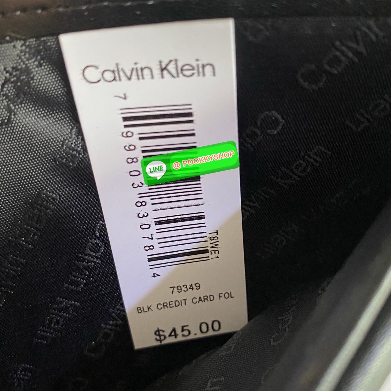 Calvin Klein Leather Belt & Wallet Set Setกระเป๋าสตางค์+เข็มขัด กระเป๋าสตางค์ด้านหน้าปั๊มชื่อแบรนด์ มีช่องใส่รูป ช่องใส่บัตร ช่องใส่ธนบัตร และช่องใส่รูป เข็มขัดหนังแท้ปั๊มแบรนด์ สามารถสลับใช้ได้ทั้ง 2 ด้าน เข็มขัดปรับระดับได้ 5 ระดับ มาพร้อมที่เจาะรูจ้า