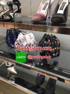 พร้อมส่ง ส่งฟรี EMS กระเป๋าสะพาย CHARLES & KEITH EMBELLISHED DRAWSTRING BAG SL2-20780488 ทรงขนมจีบ ปักลายดอกไม้ ชนชอป สิงคโปร์ 2018 สุด chic กระเป๋าผ้าผสมหนัง ปักลาย สีสันสวยงาม เปิดปิดด้วยหนังรูด อะไหล่ทองทั้งใบ สวย น่ารักกก!!! มากๆค่ะ นานๆจะผลิตออกมาวาง