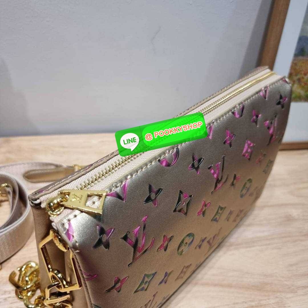 NEW IN!! LV HANDLE POUCH MONOGRAM LIMITED EDITION กระเป๋าสะพายกึ่งคลัชท์ สุดล้ำ ดีไซน์ใหม่ สีลิมิเต็ด ล่าสุดจากเคาน์เตอร์ duty free มาแรงมาก ด้วยความสวยปังตั้งแต่แรกเห็น วัสดุหนังแกะปั๊มลายสวย มาพร้อมสาย 2 เส้น เชิดๆสับๆ มีสายโซ่ที่มีดีเทลละเอียดไม่ซ้ำ แล