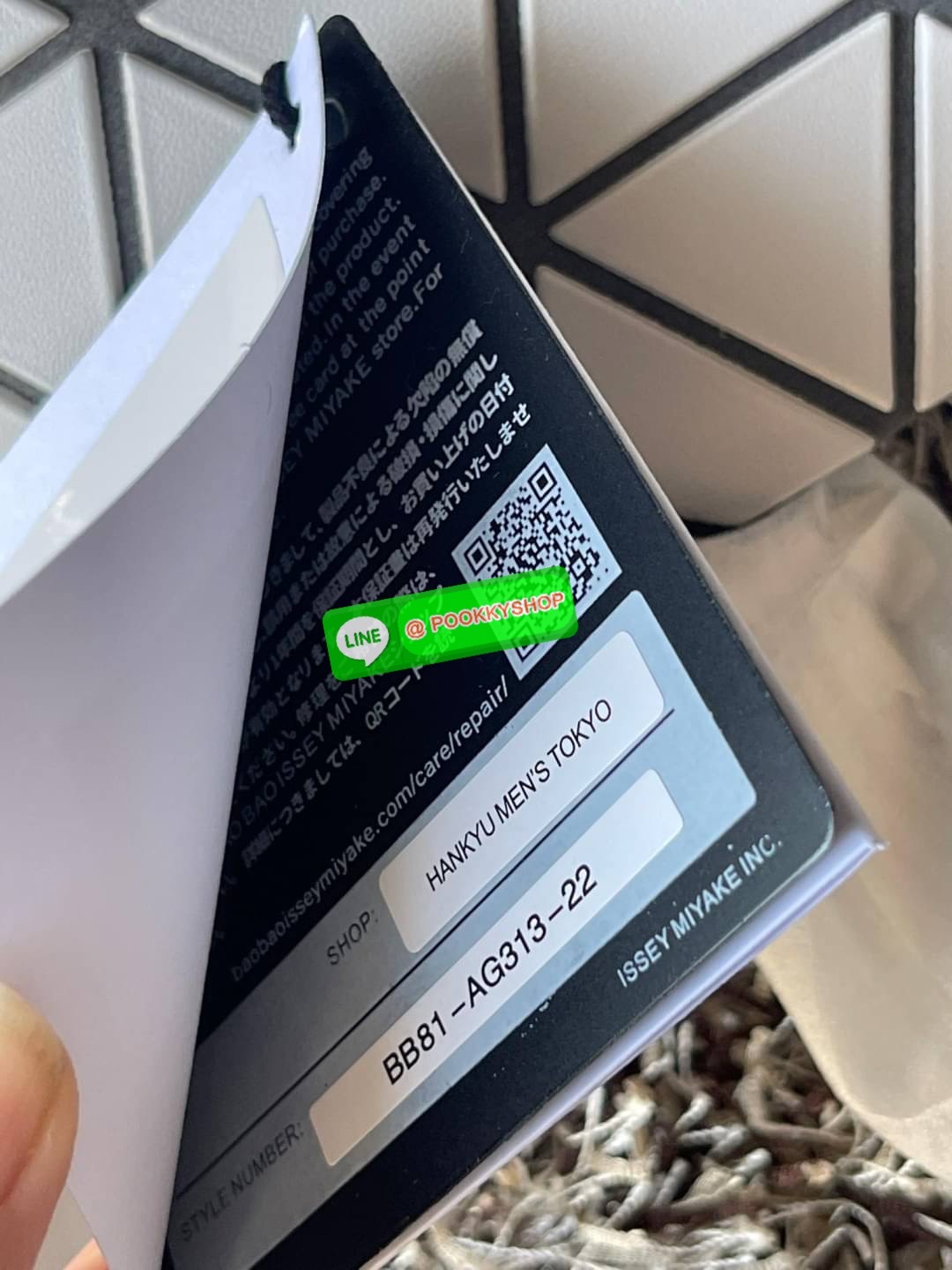 💕BAO BAO ISSEY MIYAKE MATTE CRYSTAL SMALL TOTE เป็นกระเป๋าทรงโท้ทที่มีความพิเศษด้วยการออกแบบแผ่นสามเหลี่ยมแบบใหม่จัดเรียงต่อกันในแนวตั้งเสริมกระเป๋าให้ดูหรูหรา ทันสมัย และดูมีเอกลักษณ์เป็นของตัวเอง อีกทั้งยังมีโครงสร้างฐานตาข่าย นอกจากช่วยให้กระเป