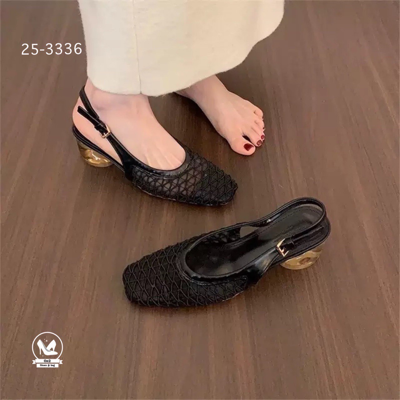 รองเท้าทรงบัลเล่ต์ ส้นสูงรัดส้น สวย หรู ดูดี มีสไตล์ ตอบโจทย์สาว ๆ ที่มองหาความสบายแต่ยังคงความแฟชั่น ด้วยดีไซน์หัวเหลี่ยมและ ส้นแก้วทรงกลม ที่เป็นเอกลักษณ์ ทำให้ดูทันสมัยและโดดเด่นไม่ซ้ำใคร