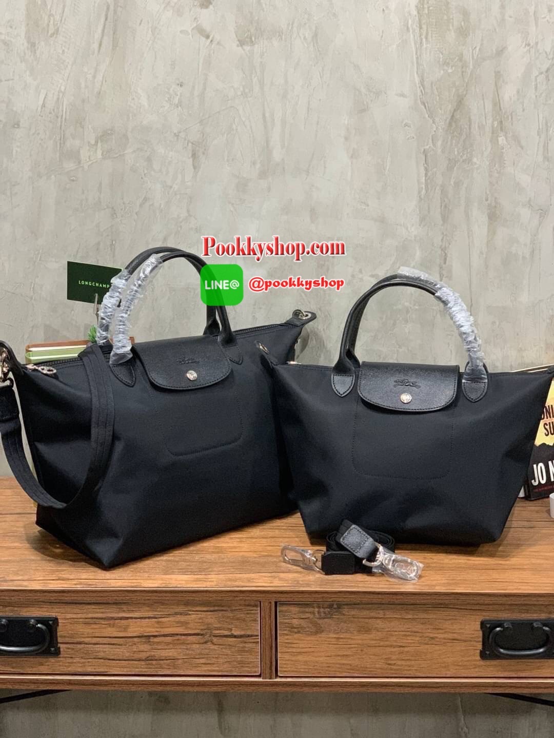 Longchamp Le Pliage Neo Size M มาพบกับกระเป๋ารุ่นยอดนิยม ที่สาวๆ ต้องมีไว้เก็บไว้สักใบ กระเป๋าโท้ทใบนี้ มาพร้อมกับสีที่มีสไตล์เรียบง่าย มีสายสะพายยาวช่วยให้คุณสามารถสะพายไหล่ได้อย่างสบาย ในขณะที่ที่ปิดแบบซิปช่วยให้คุณมั่นใจได้ว่าของด้านในมีความปลอดภัย Le