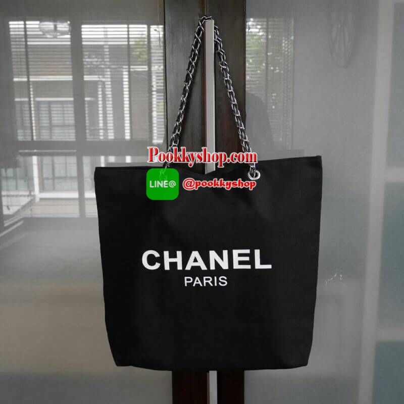 New Arrival!! พร้อมส่งที่ไทย ตามคำเรียกร้อง CHANEL VIP CANVAS TOTE BEAUTY GIFT TOTE CANVAS SILVER HARDWARE CHAIN STRAPS วัสดุทำจาก ผ้าแคนวาสหนา บุด้วยผ้าซับอีกชั้น ด้านหน้ามีโลโก้แบรนด์ ตรงอะไหล่ปั้มแบรนด์ทุกจุด ตัวสายทำจากโซ่ เรียบ หรู ดูดี ใส่ของได้เยอะ
