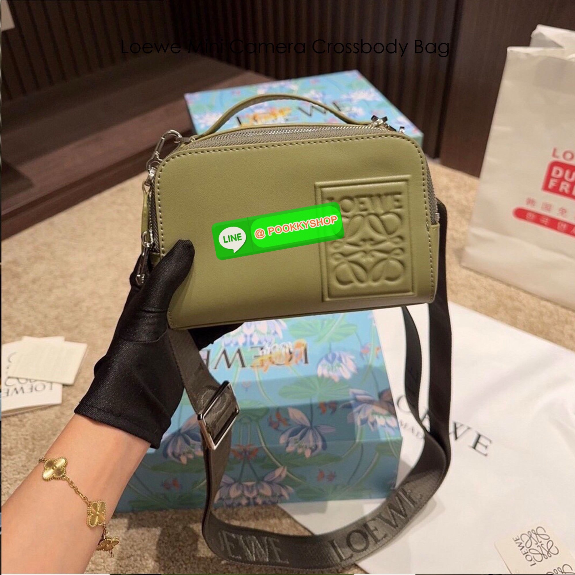 🕊️ พร้อมส่ง | Loewe Mini Camera Crossbody Bag กระเป๋าสะพายทรงกล่อง เรียบหรูเป็นเอกลักษณ์ อย่างแท้จริง ปั้มโลโก้โดดเด่นสีเดียวกับพื้นหนัง ให้ความรู้สึกเรียบง่ายแต่แฝงความคลาสสิกในตัว เรียกได้ว่าไม่ซ้ำใคร!! สวยอยู่ทรง เปิด-ปิดกระเป๋าด้วยซิป มาพร้อมส